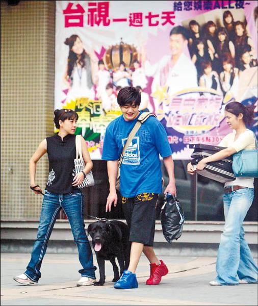 ■劉至翰帶著拉布拉多愛犬「小妞」上通告，他看來心情大好。<br>（專案組攝）