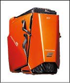 亮橘色的UV烤漆，加上宛如變型金鋼似的稜角造型，科幻風格十足，相信會奪得不少大男孩們的目光。