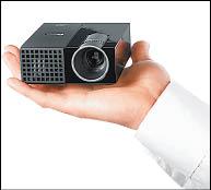 Dell M109S是中規中矩的投影機造型，雖然體型比奧圖碼還有天翰科技的投影機來得大，但體型還是只有掌上型的大小。