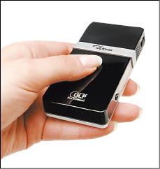 拿在手上的感覺有如拿著手機一樣，體型相當輕巧。