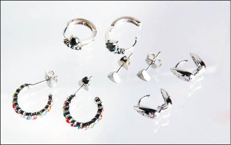 張榕容習慣隨身攜帶耳環做搭配。（記者陳奕全攝）