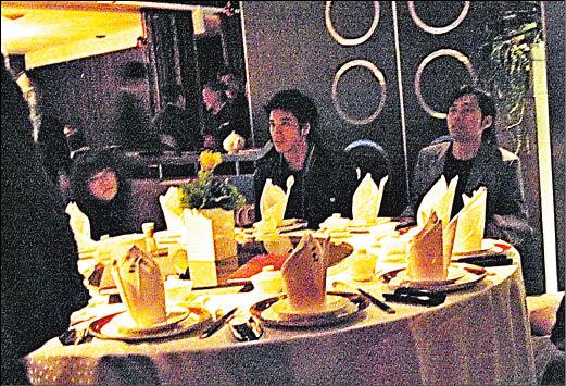 ■王力宏帶多香子到85樓觀景吃「欣葉」台菜,「慢熱」的2人一開始尷尬地乾瞪眼,酒酣耳熱後才漸入佳境。(記者林丞偉攝) ■王力宏帶多香子到85樓觀景吃「欣葉」台菜,「慢熱」的2人一開始尷尬地乾瞪眼,酒酣耳熱後才漸入佳境。(記者林丞偉攝)