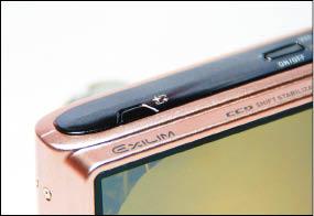 主打的「美顏模式」功能啟動鍵，特別安排在相機上方，以便隨時取用。