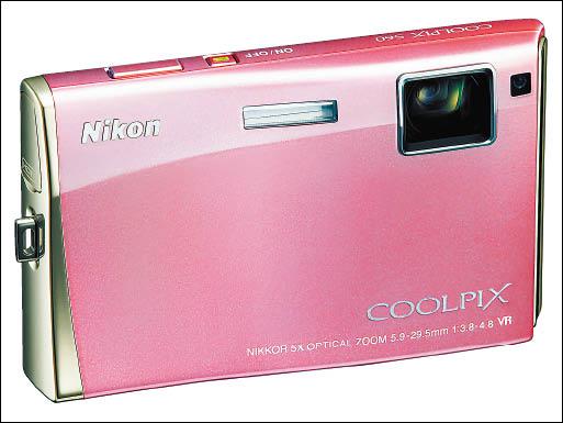 採用3.5吋觸控螢幕的Nikon S60，全機內外只有電源和快門兩個按鍵，用起相機好像在玩iPhone。
