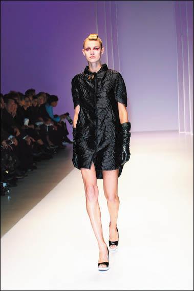 龔遵慈的珠寶伴隨今年第一次於巴黎時裝週展出的台灣品牌夏姿站上伸展台。