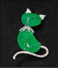 曾郁雯將翡翠設計成貓咪形狀，讓傳統的素材擁有年輕時髦的外型，25萬元。（記者宋志雄攝）