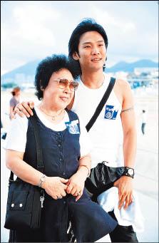 杜德偉母親張露病逝 給我一個吻成追憶 - 自由娛樂