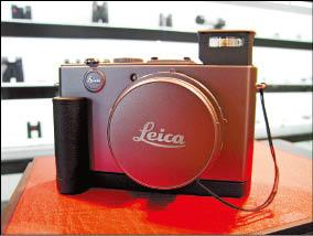 徠卡推出D-Lux 4鈦合金版本，就連原本紅色標籤的徠卡圖案也都以同色系呈現出來。