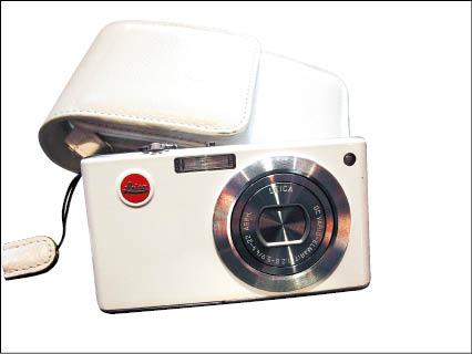 加價15,000元可以購買原價20,800元的C-LUX3白色款機種，很適合女生使用。