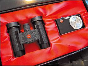 徠卡情人限量情人組，除了一台C-LUX3數位相機外，還有一台8×20 BL雙筒望遠鏡，全台僅限量10組。