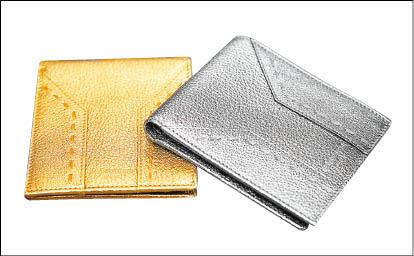 YSL「Muse」系列也有金、銀皮夾，9,650元。