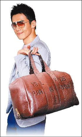 YSL軍事數字提包有獨特的軍裝拉鍊設計。包款，76,750元；金框墨鏡，9,510元。