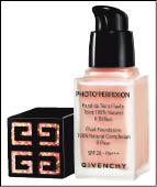 紀梵希魅力光爍緊緻無痕粉底液 25ml／NT$1,500。