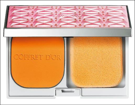 佳麗寶COFFRET D’OR瑩白剔透粉餅，10g／1,480元；粉蕊 1,150元。