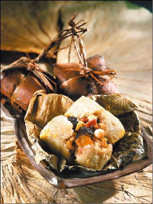 百貨端午節傾向與飯店獨家合作，如遠東百貨與遠東飯店獨家合作端午禮籃，圖為廣式裹蒸粽。