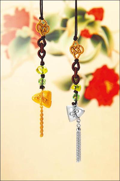 長城金飾「包中」系列，今年新加開運寶石，圖為橄欖石，金粽約3,990元，銀粽2,680元。