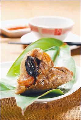 地方名粽是今年百貨端午主打，圖為新光三越推的台南品香香草干貝如意粽，6入580元。