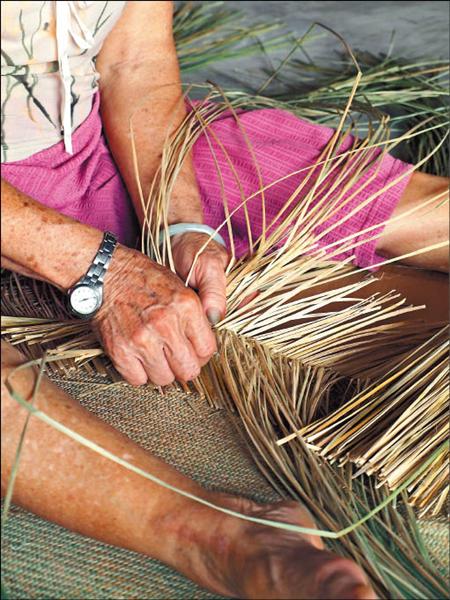 編織藺草製成草帽、坐墊等生活用品是台灣珍貴的傳統工藝。