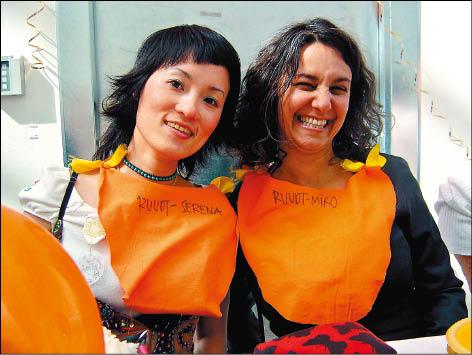 學校辦活動時，陳禹潔和同學穿著橘色圍兜兜，上頭有指導教授和自己的名字。