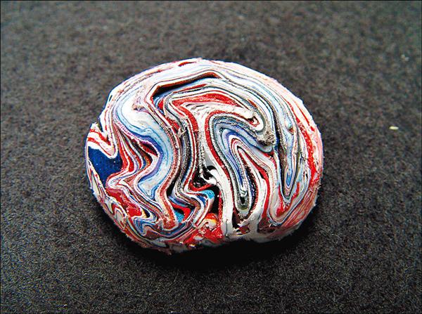 在瑞典學設計時，有一堂課老師要大家帶最討厭的東西來，陳禹潔帶了一大堆塑膠袋，最後製成這只胸針。