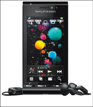 Sony Ericsson 1,210萬畫素照相手機Satio，螢幕為16:9，預計第4季初在台上市。