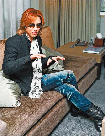 Yoshiki與天王為鄰痛逝難眠 自由娛樂 Yoshiki與天王為鄰痛逝難眠 自由娛樂