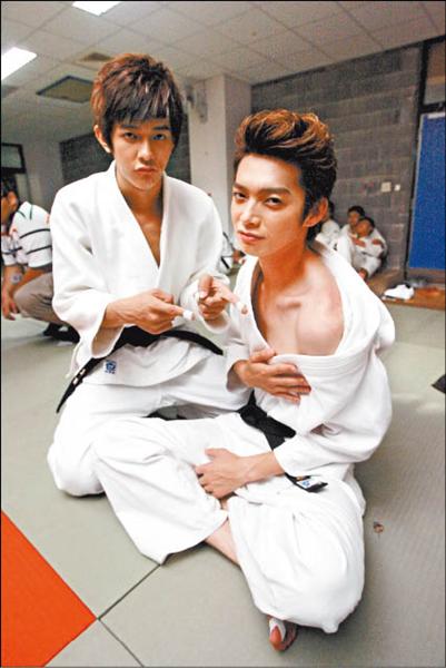 ■汪東城、辰亦儒細皮嫩肉,練柔道練到雙掛彩。 ■汪東城、辰亦儒細皮嫩肉,練柔道練到雙掛彩。