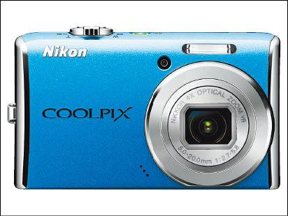 Nikon即日起至8月底，推出「夏日好禮三重送」活動，口袋型廣角機S620、輕薄相機S220，降價1,000元，特價10,900元和6,900元，再贈送大腳架和8G記憶卡。圖片提供／Nikon