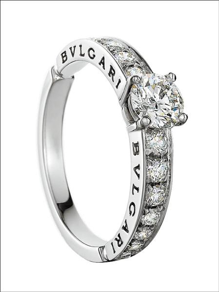 Bulgari 1503鑽戒，經典4爪托高鑲嵌主鑽，側面銘刻BVLGARI。