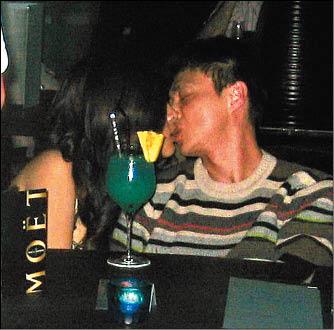 ■倪震婚前與張茆在夜店濕吻。(東方新地提供) ■倪震婚前與張茆在夜店濕吻。(東方新地提供)