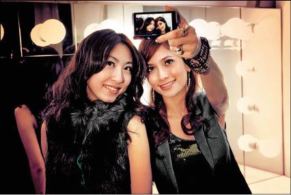 Sony TX7手持夜拍模式，能有效減少50%雜訊，在燈光昏暗的地方，不需使用腳架，也可拍出清晰影像。