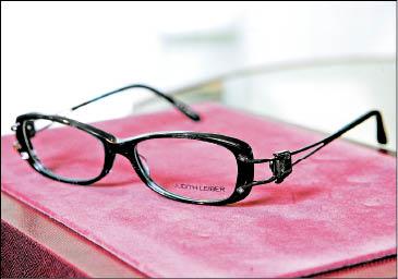 Judith Leiber以鑲嵌水晶的奢華晚宴包紅透上流社交圈，眼鏡款式也是同樣尊貴。圖為楊媽媽的鏡腳鑲嵌水晶眼鏡，低調奢華，要價28,300元。（記者胡舜翔攝）