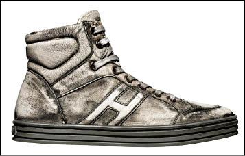 Hogan New Rebel半筒鞋，淺灰牛皮鞋面以手工上染料，仿舊中有個性，未定價。