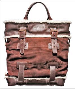 Hogan Shopping Militare強調可調整提把長度，可肩揹可手提，未定價。