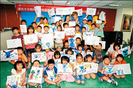 ■汪東城化身孩子王教畫畫。（記者胡舜翔攝）