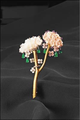 「櫻花雨」雕琢白、粉2色珊瑚成櫻花叢,枝幹為金珊瑚,非常細膩。(曾郁雯提供) 「櫻花雨」雕琢白、粉2色珊瑚成櫻花叢,枝幹為金珊瑚,非常細膩。(曾郁雯提供)