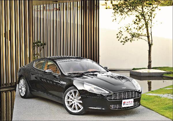 Aston Martin Rapide是該車廠目前唯一具有標準後座的4門轎跑車，提供注重個性品味，又不願放棄後座載客實用性的多金買家一款自駕、載人兩相宜的個人座駕。