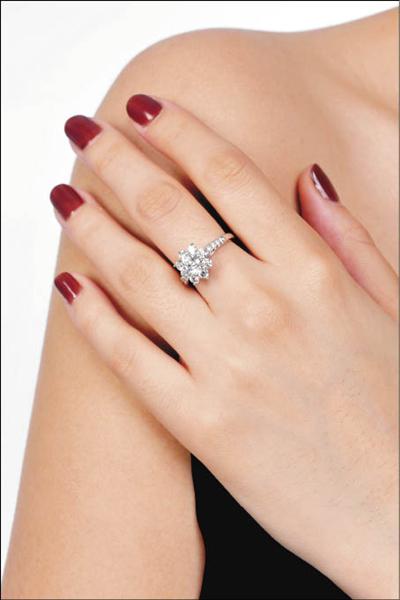 Harry Winston Sunflower戒指，536,000元。