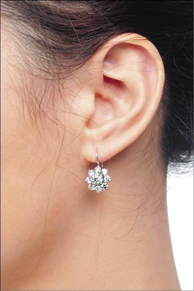 Harry Winston Sunflower耳環，943,000元。