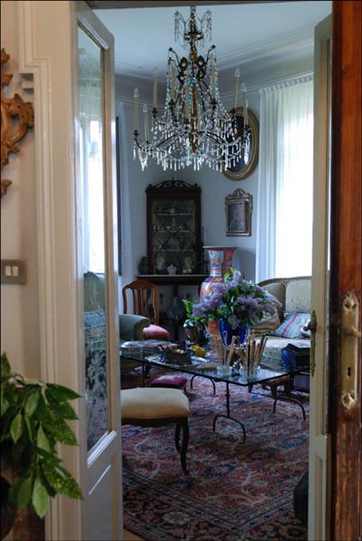 從書桌的角度望過去就是小前廳，原來，主人在書房，就可以清楚看到來客的動靜，真是深思熟慮的設計！