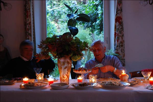 我很幸運在米蘭認識許多精彩的朋友。生長在家族觀念濃厚的義大利，他們對待朋友，也自然得有如對待家人。大家一同佈置餐桌，享受燭光氛圍，賓主盡歡的笑聲，為這座充滿故事的這座花園，增添了更多美好回憶。