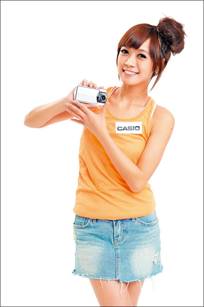 2011新相機玩創意，Casio EX-TR100可隨拍照角度隨意折疊，售價10,900元。
