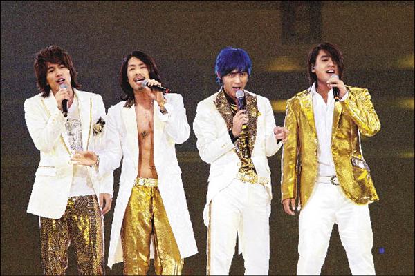 言承旭(左起)、吳建豪、周渝民與朱孝天2008年在日本合體開演唱會,人氣破表。 言承旭(左起)、吳建豪、周渝民與朱孝天2008年在日本合體開演唱會,人氣破表。