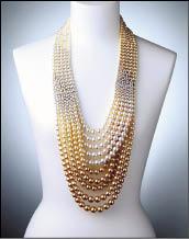 Mikimoto今年巴塞爾珠寶展展出的「金色幻想」項鍊，日本珠、黃金珠、南洋珠與鑽石漸層交錯，顏色搭配漸層之美，展現Mikimoto獨一無二的珍珠美感，約26,465,000元。