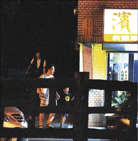 從新竹回台北後,陳昀利傍晚接小兒子放學,晚上接老婆方念華下班回家,精力充沛。' / alt=