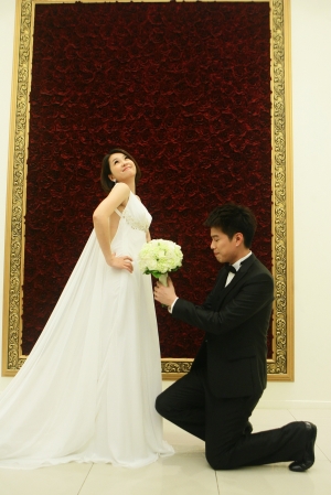 六月李易今登記結婚名副其實6月新娘 自由娛樂