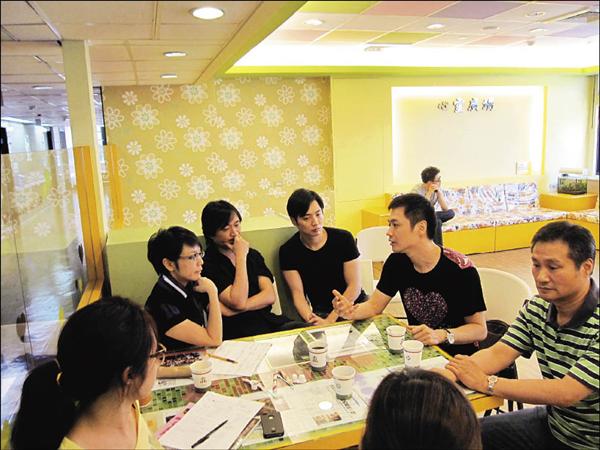 宋達民(右二起)、宋逸民、湯志偉、馬兆駿遺孀Juby昨一起討論追思會事宜。 宋達民(右二起)、宋逸民、湯志偉、馬兆駿遺孀Juby昨一起討論追思會事宜。