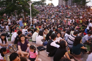女神卡卡車隊抵達台中圓滿戶外劇場綵排,許多沒有票的粉絲,只能在戶外草皮上席地而坐。(記者陳建岐攝) 女神卡卡車隊抵達台中圓滿戶外劇場綵排,許多沒有票的粉絲,只能在戶外草皮上席地而坐。(記者陳建岐攝)