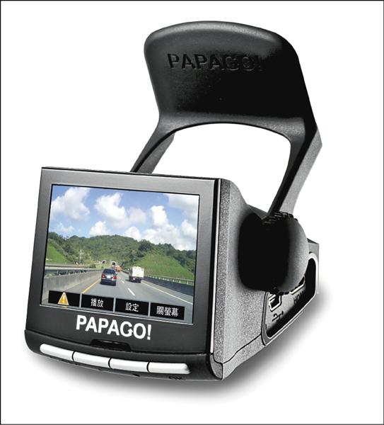 PAPAGO! P0配備2.4吋螢幕、影像解析度1280×720。提供汽車啟動後自動開機、循環錄影、手動緊急錄影功能。0.5Lux低照度感應系統，強化夜間拍攝效果。參考售價5,990元。