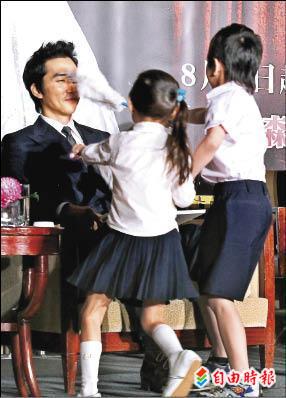 宋承憲面對小朋友的清理,一付老神在在。(記者王文麟攝) 宋承憲面對小朋友的清理,一付老神在在。(記者王文麟攝)